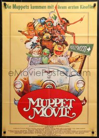 9j341 MUPPET MOVIE German 1979 Jim Henson, Kermit the Frog & Miss Piggy, cast in car, Mel Brooks!