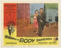 9k536 INVASION OF THE BODY SNATCHERS LC 1956 c/u of Kevin McCarthy & Dana Wynter running in alley!