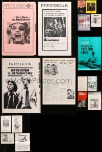 9s065 LOT OF 17 UNCUT PRESSBOOKS 1950s-1970s advertising for a variety of different movies!