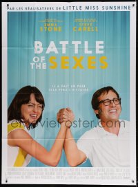 9t557 BATTLE OF THE SEXES French 1p 2017 great image of Emma Stone & Steve Carell holding hands!