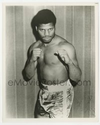 9y926 LEON SPINKS signed 8x10 REPRO still 1982 c/u of the professional boxer in fighting stance!
