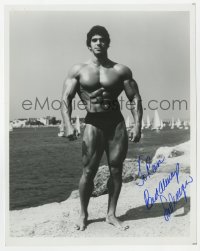 9y938 LOU FERRIGNO signed 8x10 REPRO still 1980s on beach showing his incredible physique!
