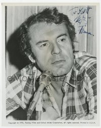 9y569 MILOS FORMAN signed 8x10 still 1975 candid of the director of One Flew Over the Cuckoo's Nest!