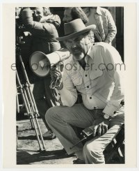9y588 ROBERT ALTMAN signed 8.25x10 still 1970s candid of the director shouting orders on the set!