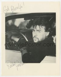 9y745 ROBERT PASTORELLI signed 8x10 publicity still 1980s cool portrait of the actor in his car!