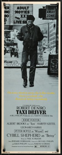 9z245 TAXI DRIVER insert 1976 Robert De Niro walking alone, directed by Martin Scorsese!