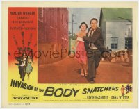 1a562 INVASION OF THE BODY SNATCHERS LC 1956 c/u of Kevin McCarthy & Dana Wynter running in alley!