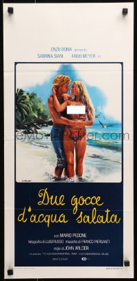 1b392 BLUE ISLAND Italian locandina 1982 Due Gocce D'Acqua Salata, sexy art of couple on beach!