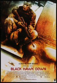 1c526 BLACK HAWK DOWN DS 1sh 2001 Ridley Scott, Josh Hartnett with assault rifle in helicopter!