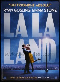 1h131 LA LA LAND teaser French 1p 2017 great image of Ryan Gosling & Emma Stone embracing over city!