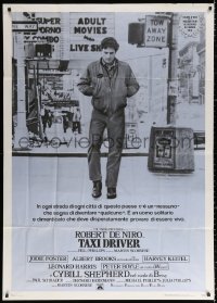 1j960 TAXI DRIVER Italian 1p R1990s classic c/u of Robert De Niro walking, Martin Scorsese!