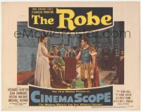 1k763 ROBE LC #3 1953 great image of Richard Burton handing the robe to Jean Simmons!