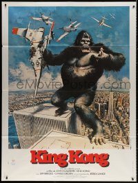 1s770 KING KONG style A French 1p 1976 John Berkey art of BIG Ape standing on the Twin Towers!