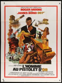 1s823 MAN WITH THE GOLDEN GUN DS French 1p R1980s Robert McGinnis art of Roger Moore as James Bond!