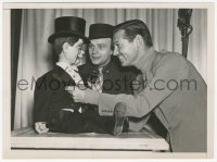 1t241 CLARK GABLE/EDGAR BERGEN/CHARLIE MCCARTHY 6x8.25 news photo 1937 talking about Carole Lombard!