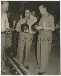 1t366 FRANK CAPRA/BASIL RATHBONE/NIGEL BRUCE deluxe 8x10 still 1941 hanging out at bowling alley!