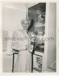 1t541 LADY FROM SHANGHAI candid 8x10 key book still 1947 Rita Hayworth getting a snack by Coburn!
