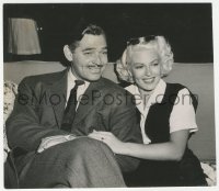 1t548 LANA TURNER/CLARK GABLE 7x8 news photo 1945 close up looking happy & cuddling on couch!