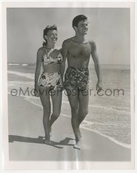 1t600 LOUIS JOURDAN 7.25x9 news photo 1947 with his wife Quique on Santa Monica beach!