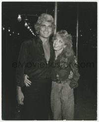 1t663 MICHAEL LANDON deluxe 8x10 news photo 1982 posing with his girlfriend Cindy in New York!