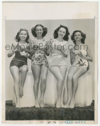 1t725 OUT OF THIS WORLD 7x9 news photo 1945 Noel Neill & sexy starlets on ice block w/ice cream!