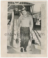 1t797 ROBERT MITCHUM 8.25x10 news photo 1949 doing time at jail honor farm after marijuana offense!