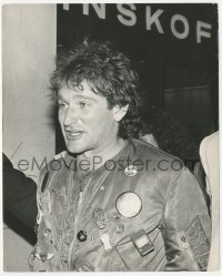 1t799 ROBIN WILLIAMS 8x10 news photo 1980s early in his career wearing jacket with wacky badges!