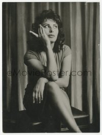 1t859 SOPHIA LOREN 7.25x9.5 still 1960s full-length seated portrait resting her head on her hand!