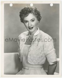1t918 THESE WILDER YEARS 8x10 key book still 1956 Barbara Stanwyck models short but stunning wraps!