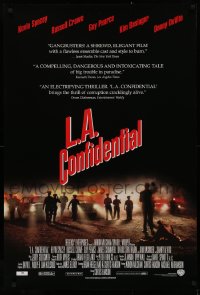 2g733 L.A. CONFIDENTIAL DS 1sh 1997 Basinger, Spacey, Crowe, Pearce, police arrive in film's climax!