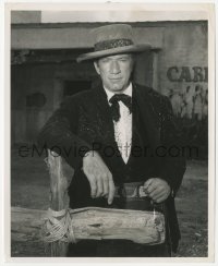 2h056 ALAMO candid 8x10 still 1960 star Richard Boone has the most top rated TV shows in America!
