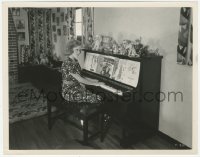 2h285 DOROTHY LEE 8x10.25 news photo 1931 playing piano by her collection of inanimate growlers!