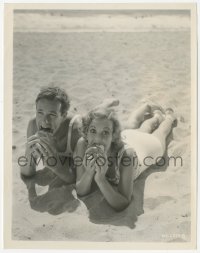 2h286 DOROTHY LEE/CHICK CHANDLER 8x10.25 still 1930s eating sandwiches on the beach by Coburn!