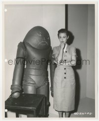 2h303 EARTH VS. THE FLYING SAUCERS candid 8x10 still 1956 Joan Taylor gives space man a chalk face!