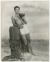 2h325 FARLEY GRANGER 7.75x9.5 news photo 1951 full-length barechested on beach in swimming trunks!