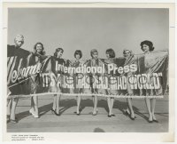 2h480 IT'S A MAD, MAD, MAD, MAD WORLD candid 8x10 still 1964 girls with int'l press welcome banner!