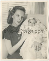 2h519 JUDY GARLAND/LIZA MINNELLI deluxe 8x10 still 1946 mom Judy holding newborn baby Liza!