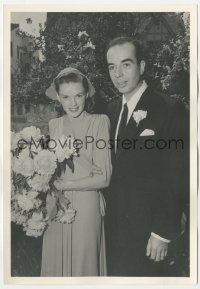 2h520 JUDY GARLAND/VINCENTE MINNELLI deluxe 7x10 still 1945 on their wedding day outdoors!