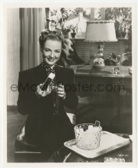 2h552 LADY IN THE LAKE 8.25x10 still 1947 happy Audrey Totter putting ice cube in her drink!