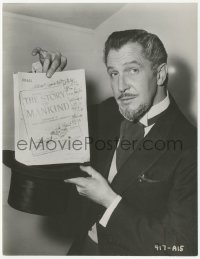 2h850 STORY OF MANKIND candid 7.25x9.5 still 1957 Devil Vincent Price shows his decorated script!