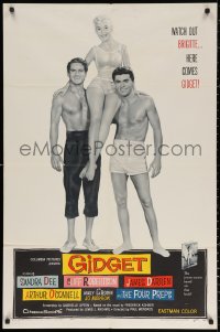 2j380 GIDGET 1sh 1959 cute Sandra Dee sits on James Darren & Cliff Robertson's shoulders!