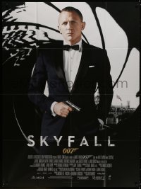 2k880 SKYFALL French 1p 2012 great image of Daniel Craig as James Bond in tuxedo with gun in hand!