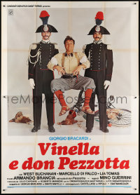 2k252 VINELLA E DON PEZZOTTA Italian 2p 1976 Giorgio Bracardi captured by two guards, rare!