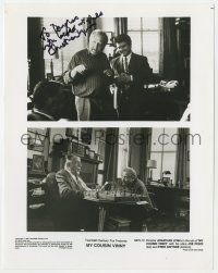 3f0642 JONATHAN LYNN signed 8x10 still 1992 candid of the director with Pesci in My Cousin Vinny!