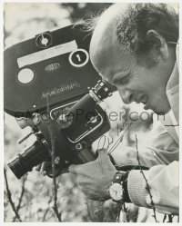 3f0720 RICHARD LESTER signed 8x10 still 1967 using handheld camera filming How I Won the War!