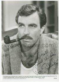 3f0754 TOM SELLECK signed 7x9.75 still 1984 great c/u as man-about-town smoking pipe in Lassiter!