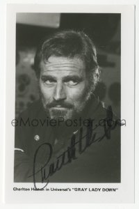 3f0896 CHARLTON HESTON signed 3x5 photo 1980s close portrait of the leading man in Gray Lady Down!