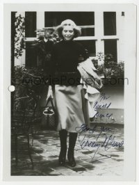 3f0901 DOROTHY MCGUIRE signed 5x7 photo 1970s full-length carrying her coat & purse outdoors!