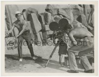 3r0107 BAD & THE BEAUTIFUL 8x10.25 still 1953 Kirk Douglas on set in movie within the movie!