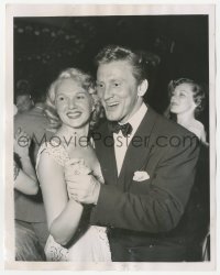 3r0341 KIRK DOUGLAS/ADELE JERGENS 7x9 news photo 1949 dancing at Club Mocambo by Nat Dallinger!